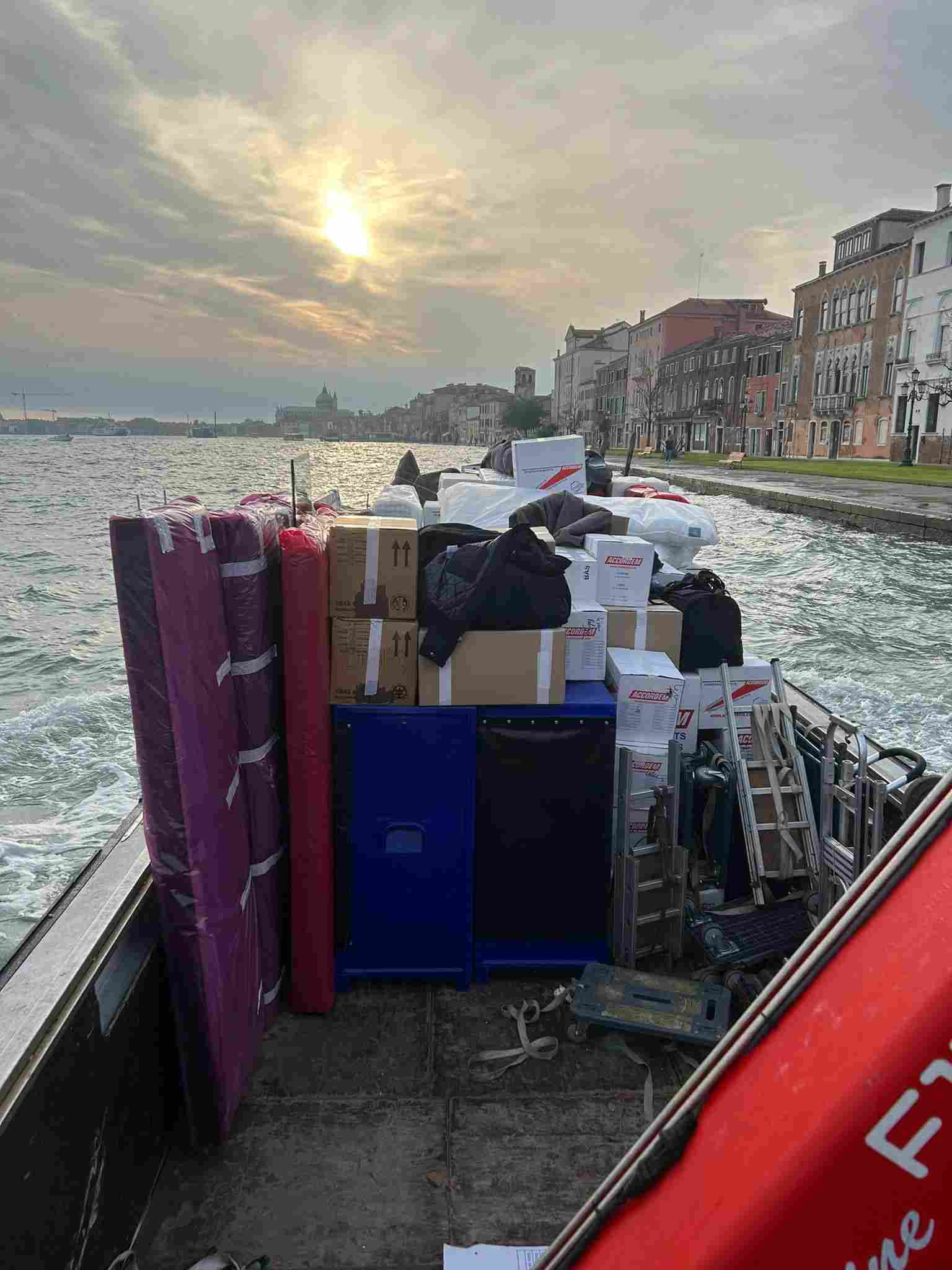 bateau de déménagement Accordem sur l'eau à Venise