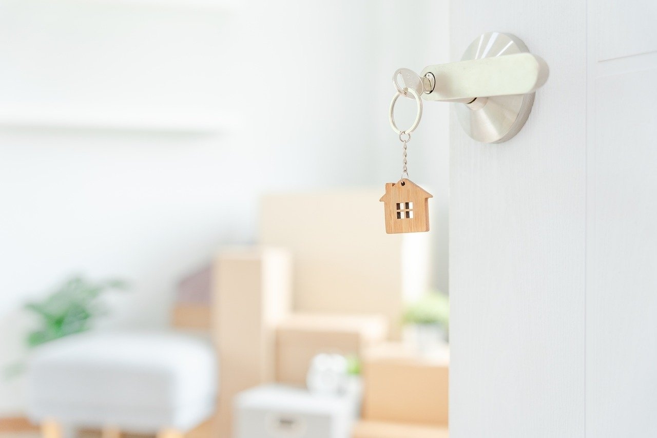 photo d'une porte d'appartement entre ouverte laissant voir des cartons de déménagement Accordem
